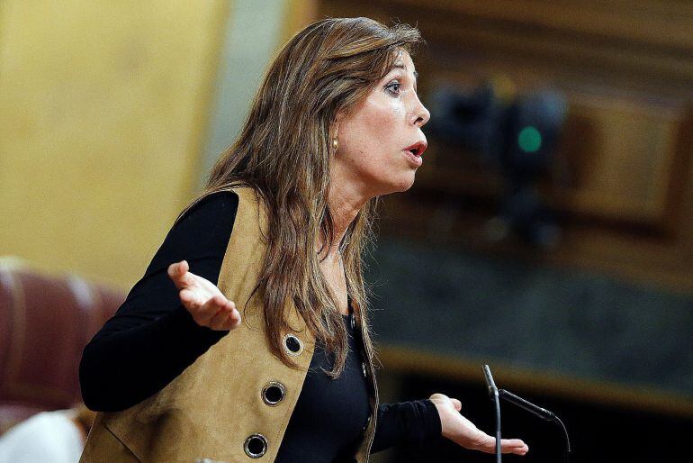 La diputada del PP Alicia Sánchez- Camacho, durante el pleno del Congreso de los Diputados, esta tarde en la Cámara Baja.