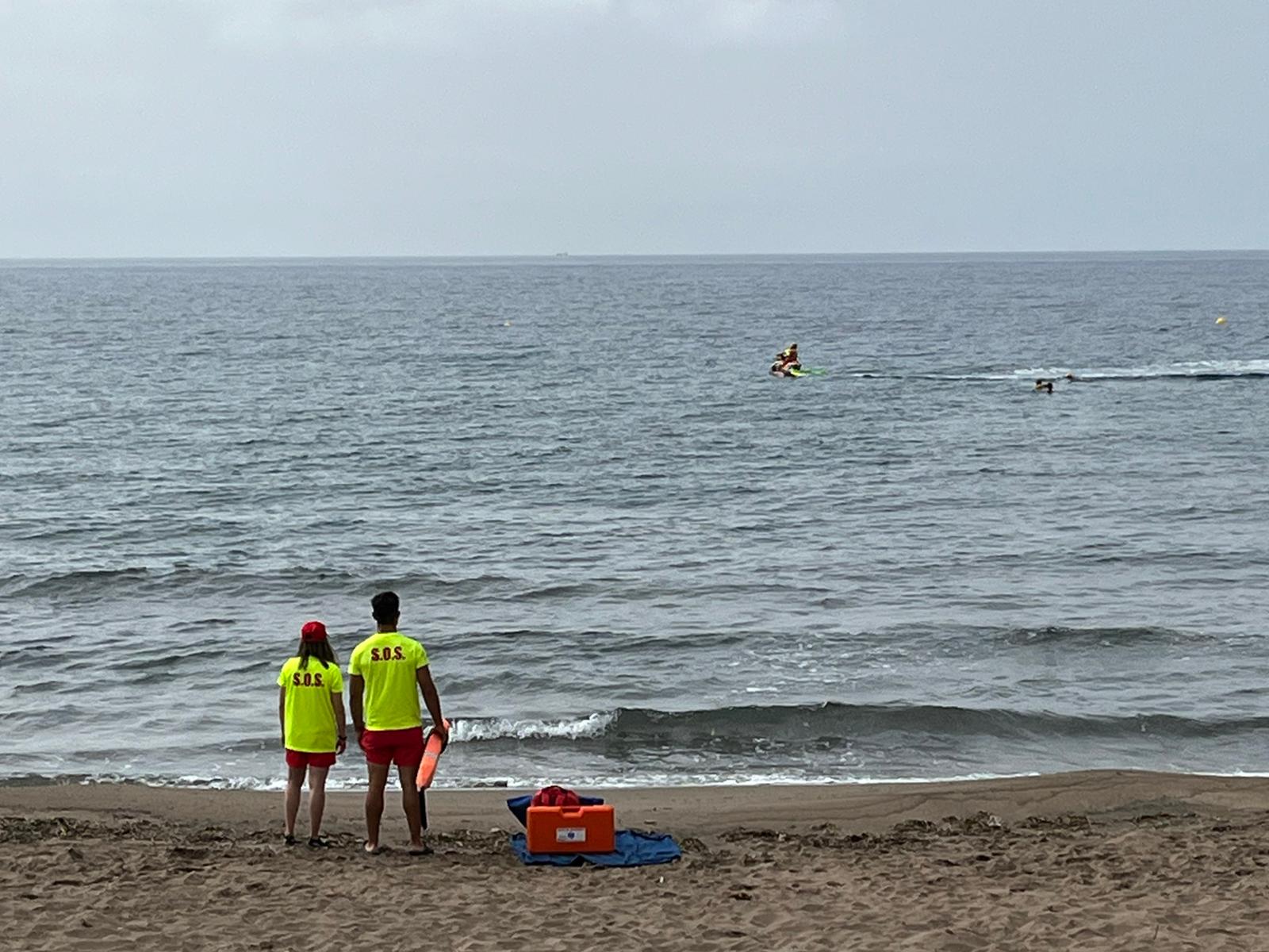 Socorristas de Puntas de Calnegre en Lorca rescatan a una mujer de 76 años que presentaba dificultad para alcanzar la orilla mientras nadaba