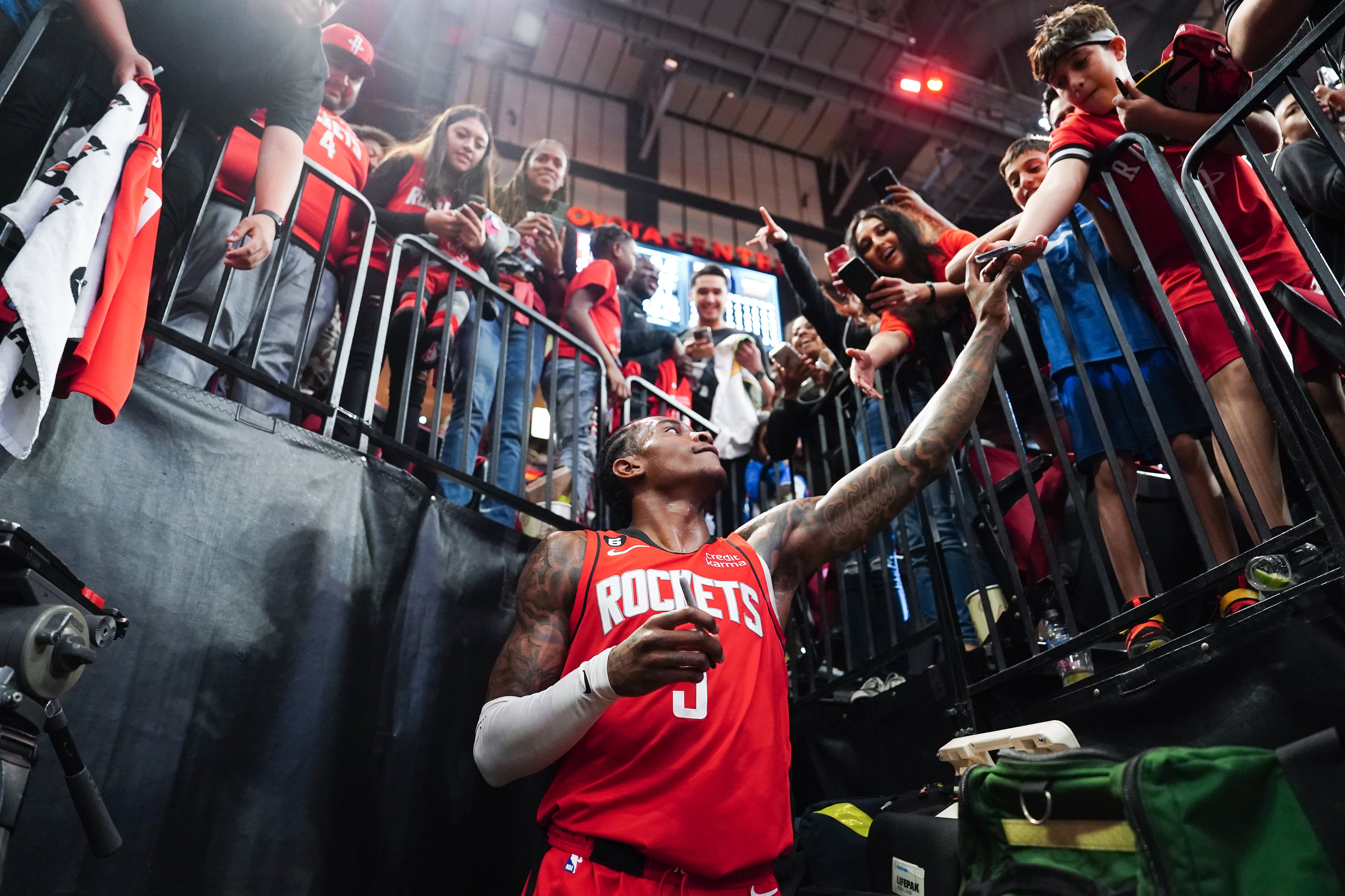 Kevin Porter Jr., jugador de los Houston Rockets, saluda a aficionados