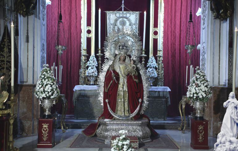 La Virgen del Rosario de San Vicente, en el interior de su templo