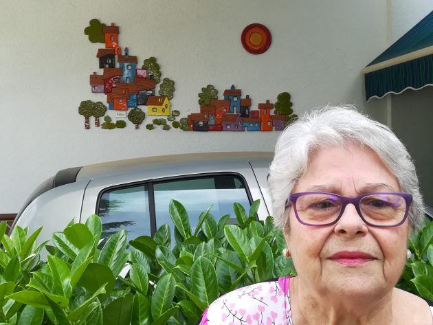 Al fondo el mural de cerámica que se puede admirar en su cochera