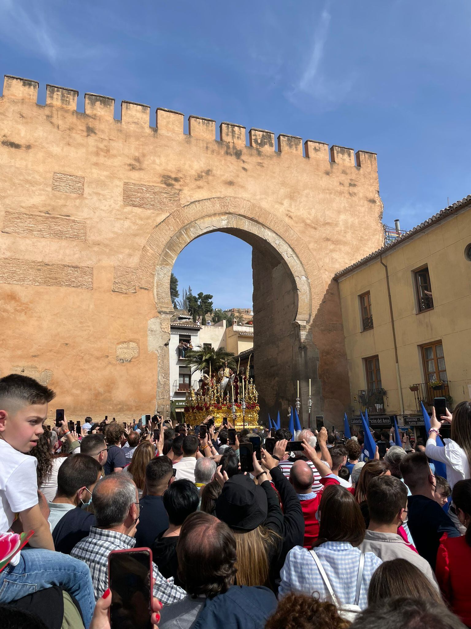 La hermandad de La Borriquilla en el Arco de Elvira inaugurando la Semana Santa de Granada de 2022