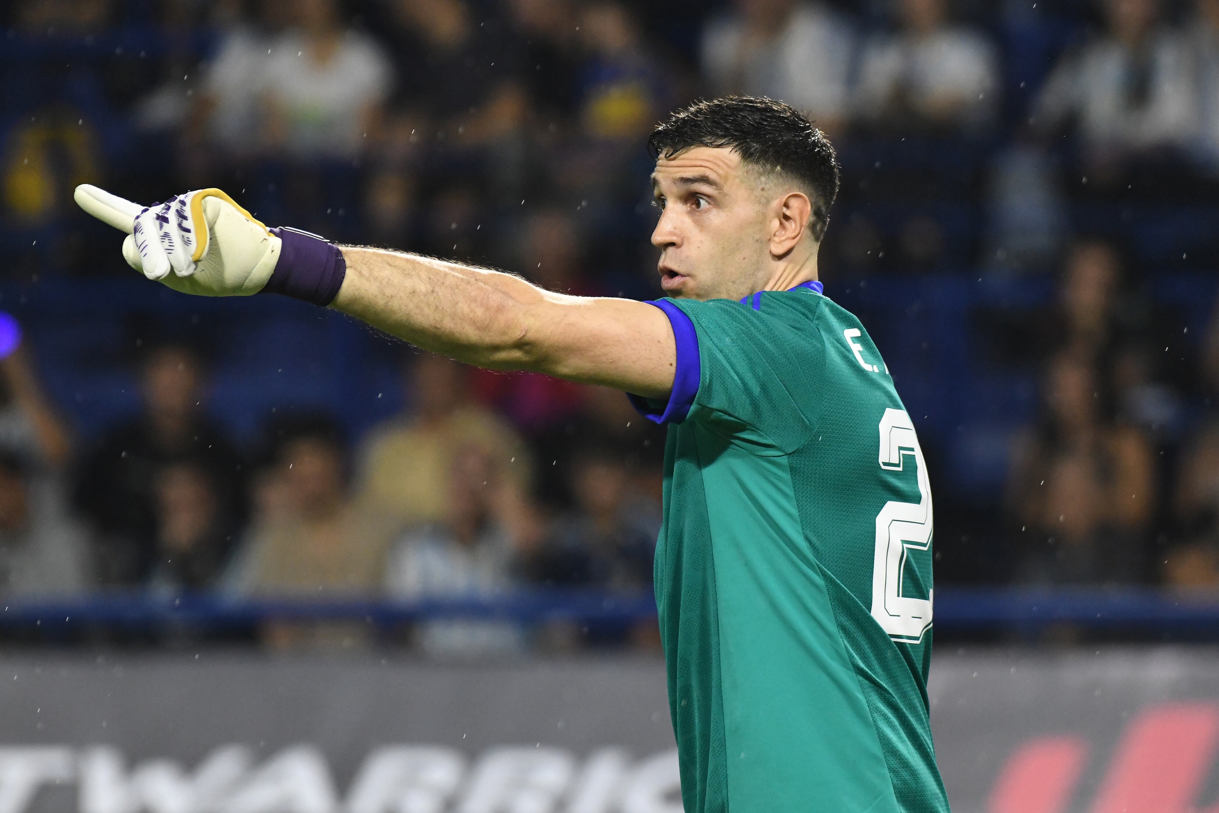 El 'Dibu' Martínez dando indicaciones a sus compañeros en Argentina