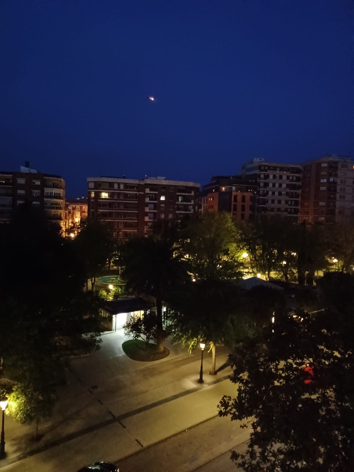 Helicópteros policiales sobrevolando el cielo nocturno de Puertollano