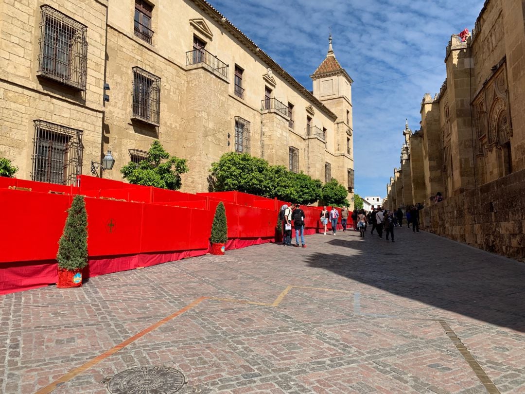 calle Torrijos, con todo preparado para el inicio de las procesiones