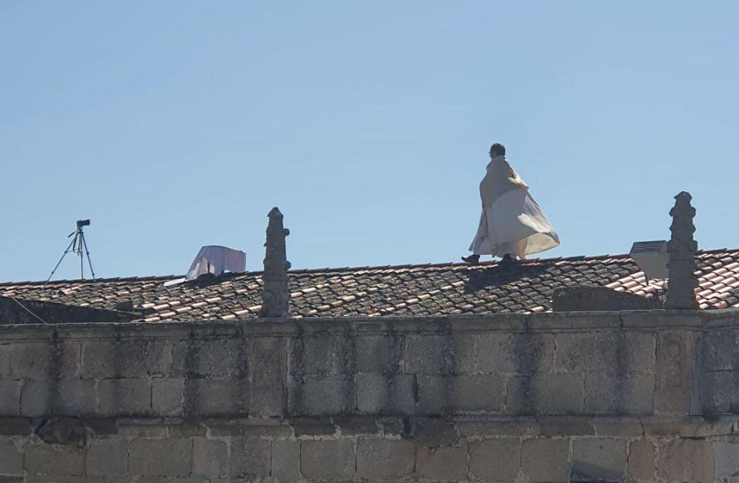 El sacerdote de Arroyo de la Luz imparte misa desde el tejado de la Iglesia