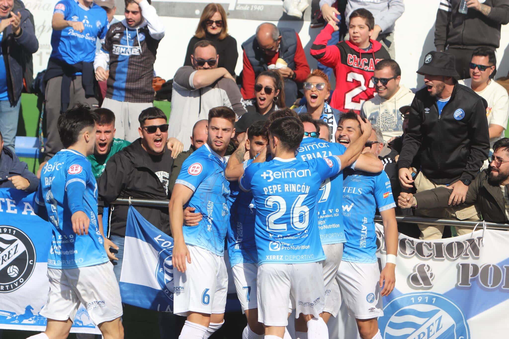 Ilias Charid celebrando el gol ante el Conil con sus compañeros