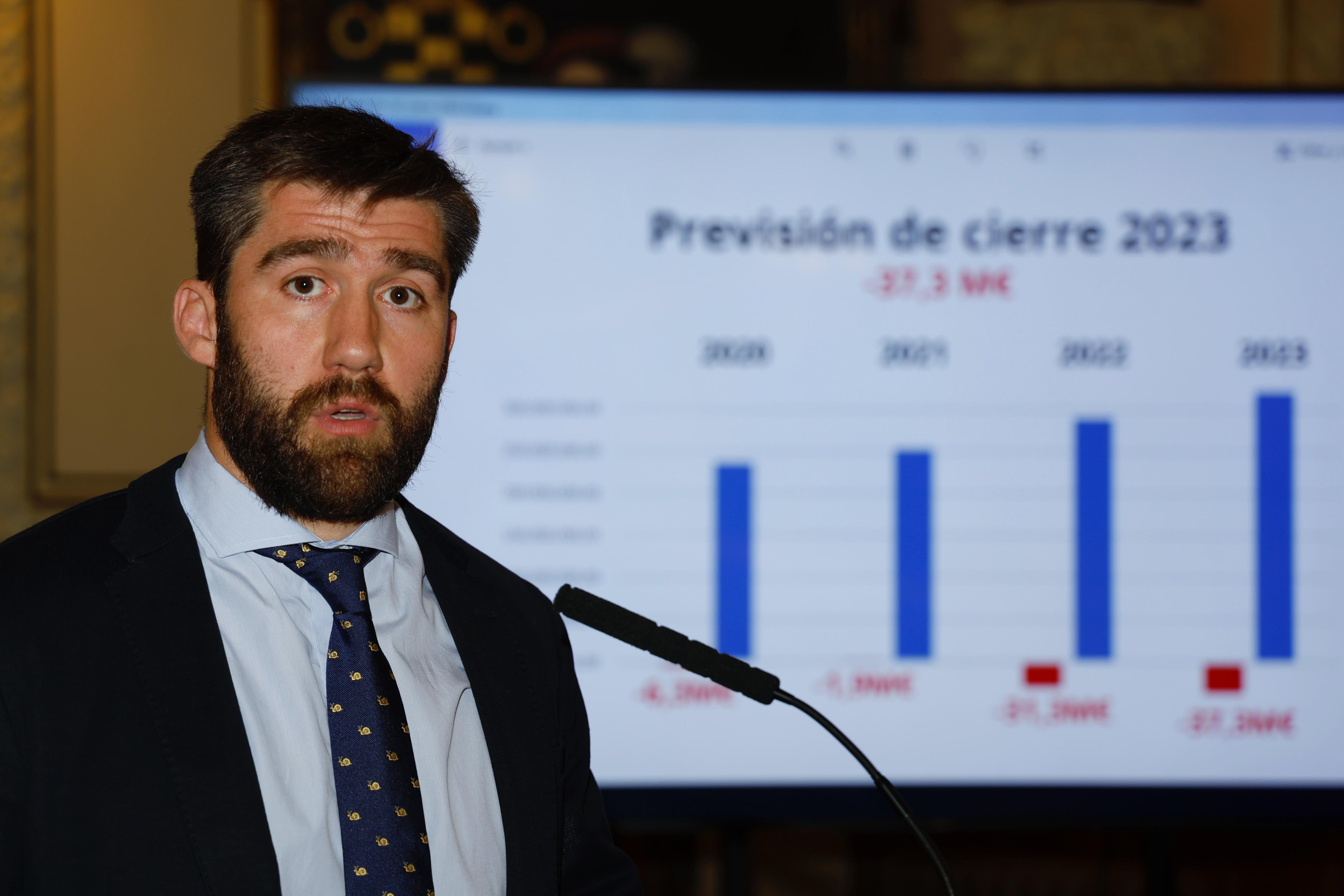 El concejal de Hacienda, Personal y Modernización Administrativa del Ayuntamiento de Valladolid, Francisco Blanco, presenta en rueda de prensa el informe del interventor municipal sobre la situación económico-financiera del Consistorio