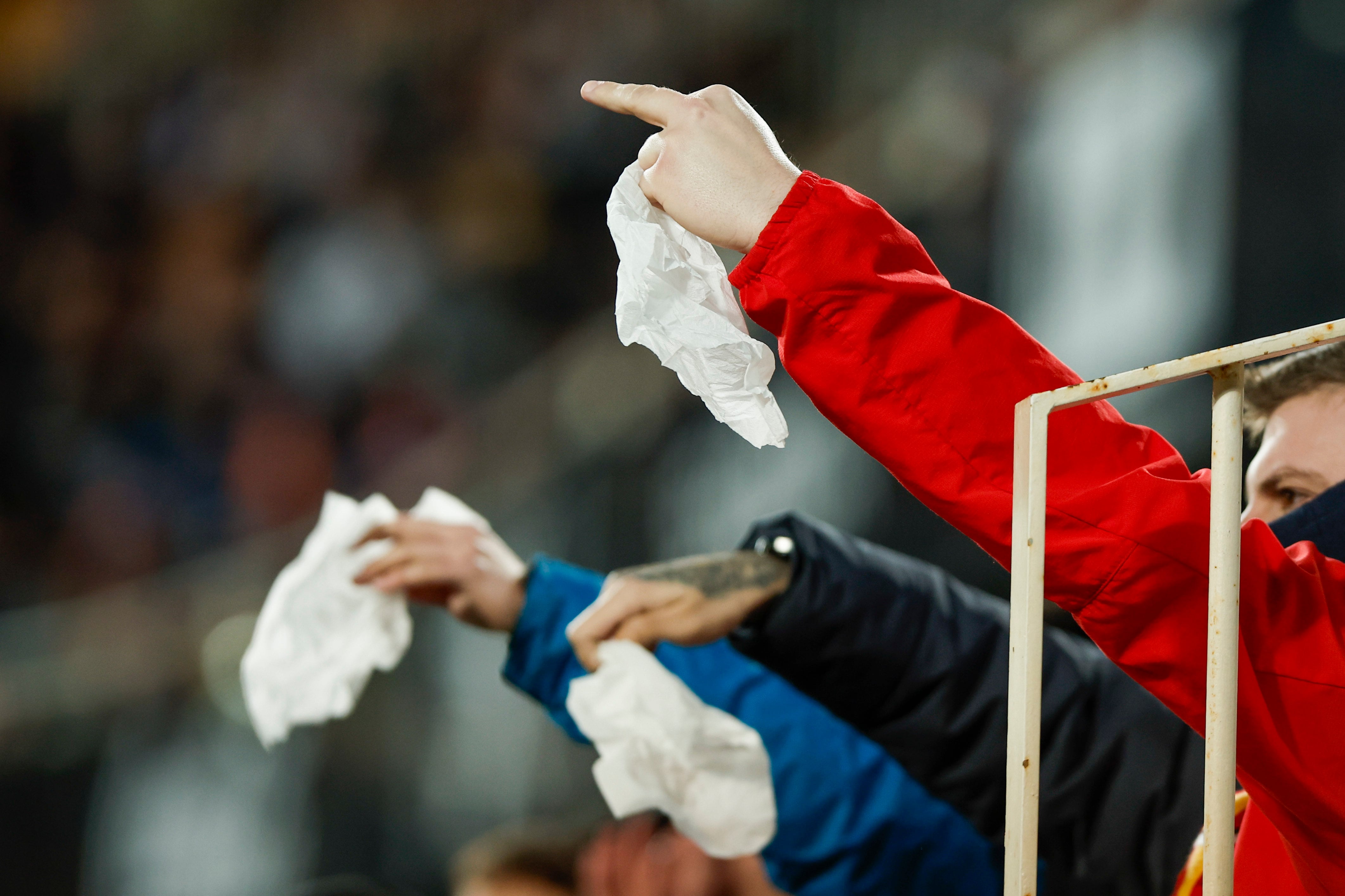 VALENCIA, 10/01/2026.- Aficionados del Valencia sacan pañuelos blancos durante el partido de la jornada 19 de LaLiga EA Sports que disputan el Valencia CFy el Elche CF este sábado, en el estadio de Mestalla. EFE/ Biel Aliño