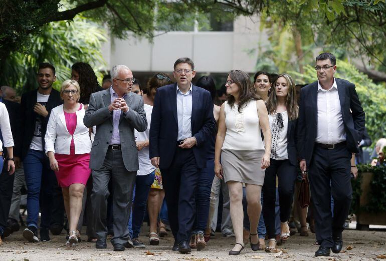 11/06/2015. Los candidatos a la Presidencia del Gobierno valenciano del PSPV, Ximo Puig (2i), Compromís, Mònica Oltra, y Podemos, Antonio Montiel (1i), a su llegada al acto celebrado en el Jardín Botánico de Valencia para escenificar la reanudación de las negociaciones y el acuerdo programático para un futuro gobierno de izquierdas en la Generalitat
