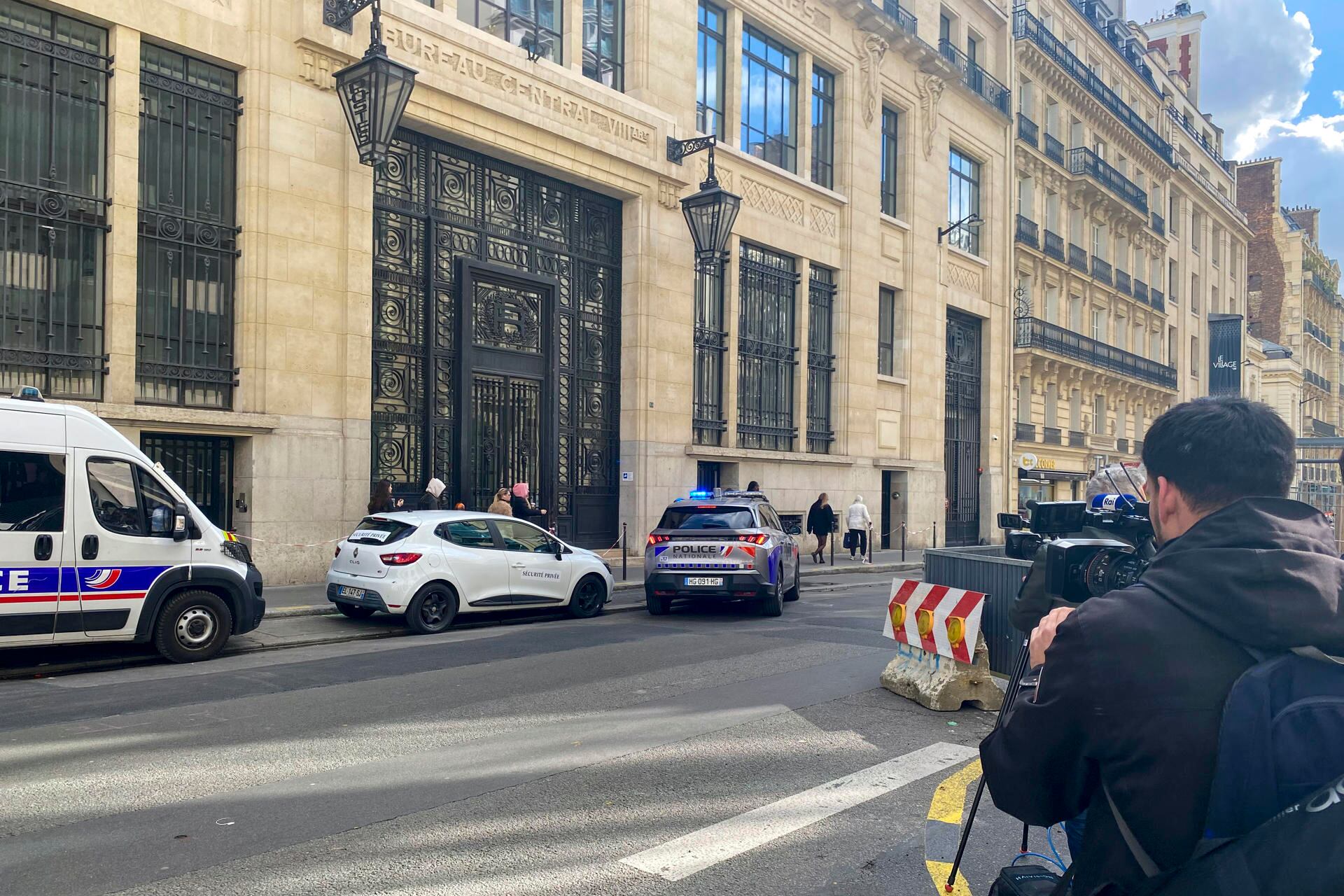 La policía francesa acordona este 28 de marzo de 2026 la fachada de la sede de una sucursal del Bank of America en la calle de la Boétie de París
