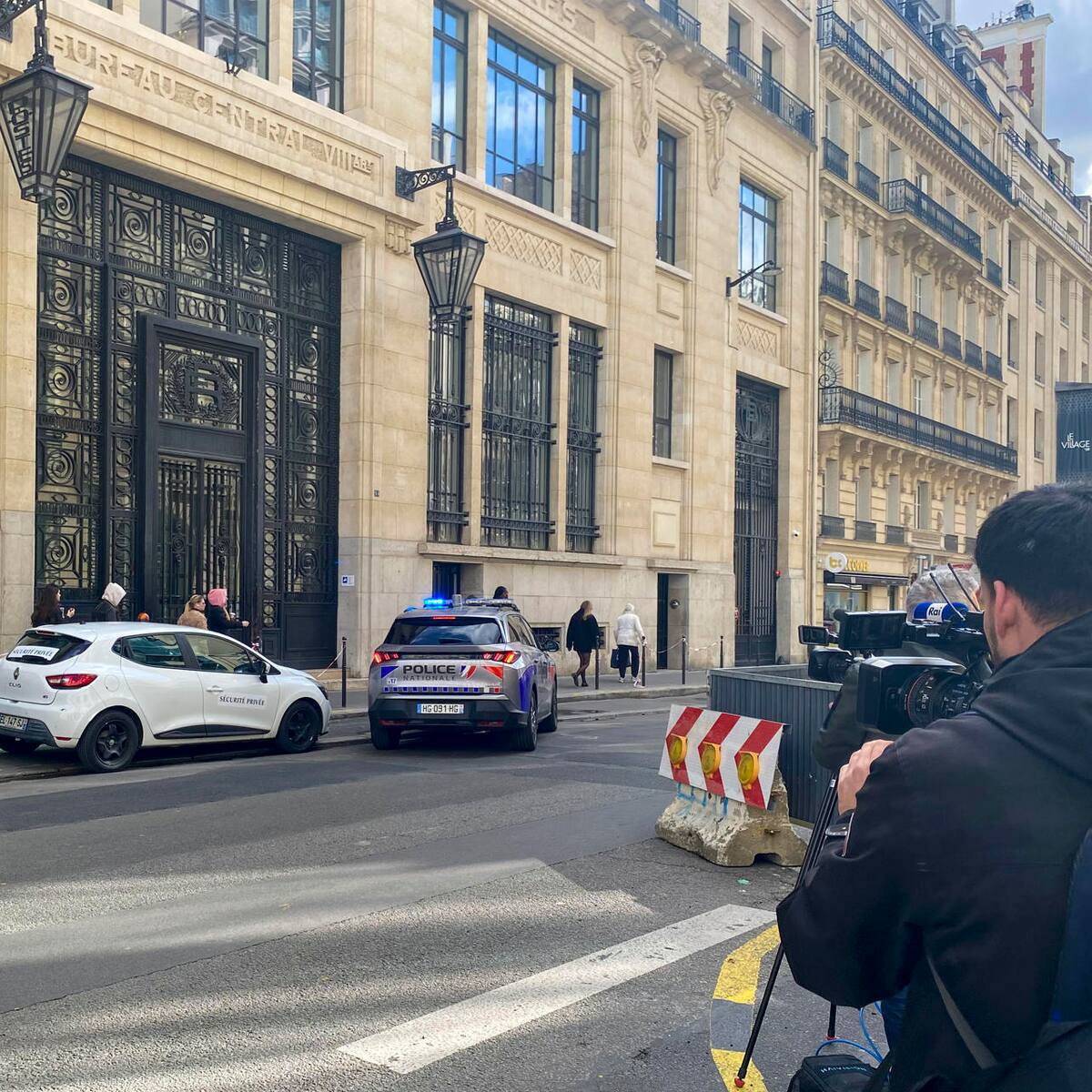Un intento de atentado con bomba en París acaba con un detenido