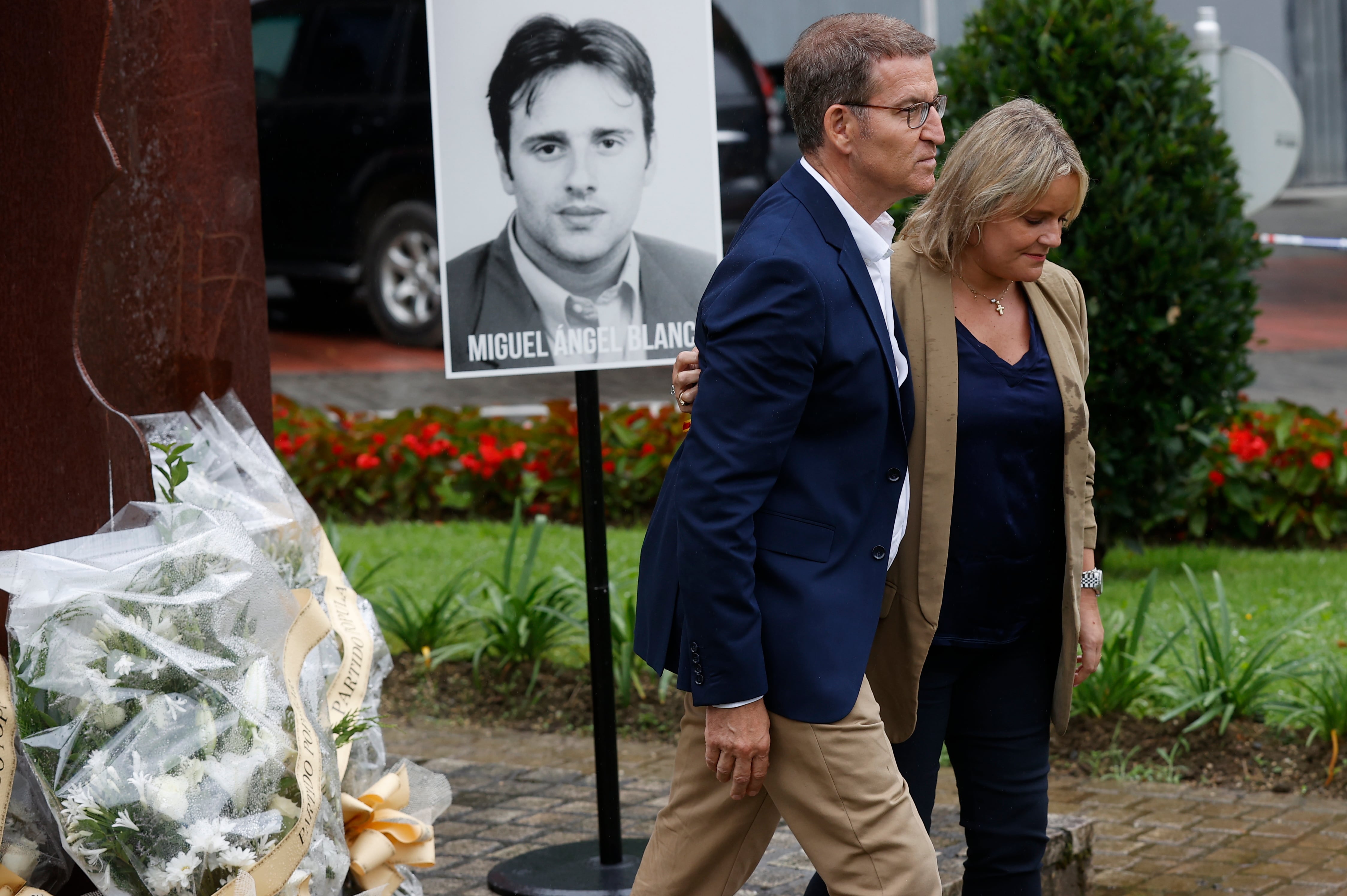 El presidente del Partido Popular y candidato a la Presidencia del Gobierno, Alberto Núñez Feijóo (i), Carlos Iturgaiz y Beatriz Fanjul, entre otros dirigentes de la formación, han participado este jueves en Ermua (Bizkaia) en el tradicional homenaje al concejal del PP vasco Miguel Ángel Blanco, asesinado por ETA.