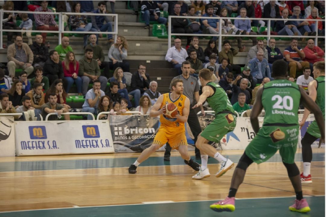 El Club Ourense Baloncesto volvió a la senda de la victoria, en la cancha del Cáceres 68-69