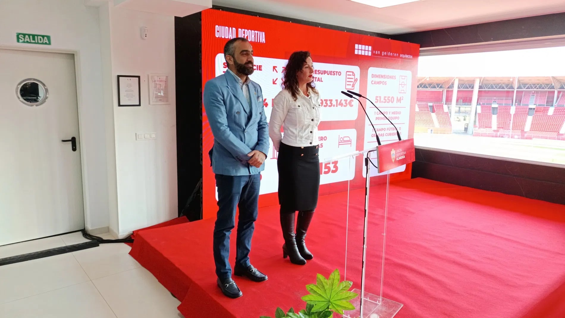 El CEO del Almería, Mohamed El Assy, con la alcaldesa de la ciudad Mar Vázquez.