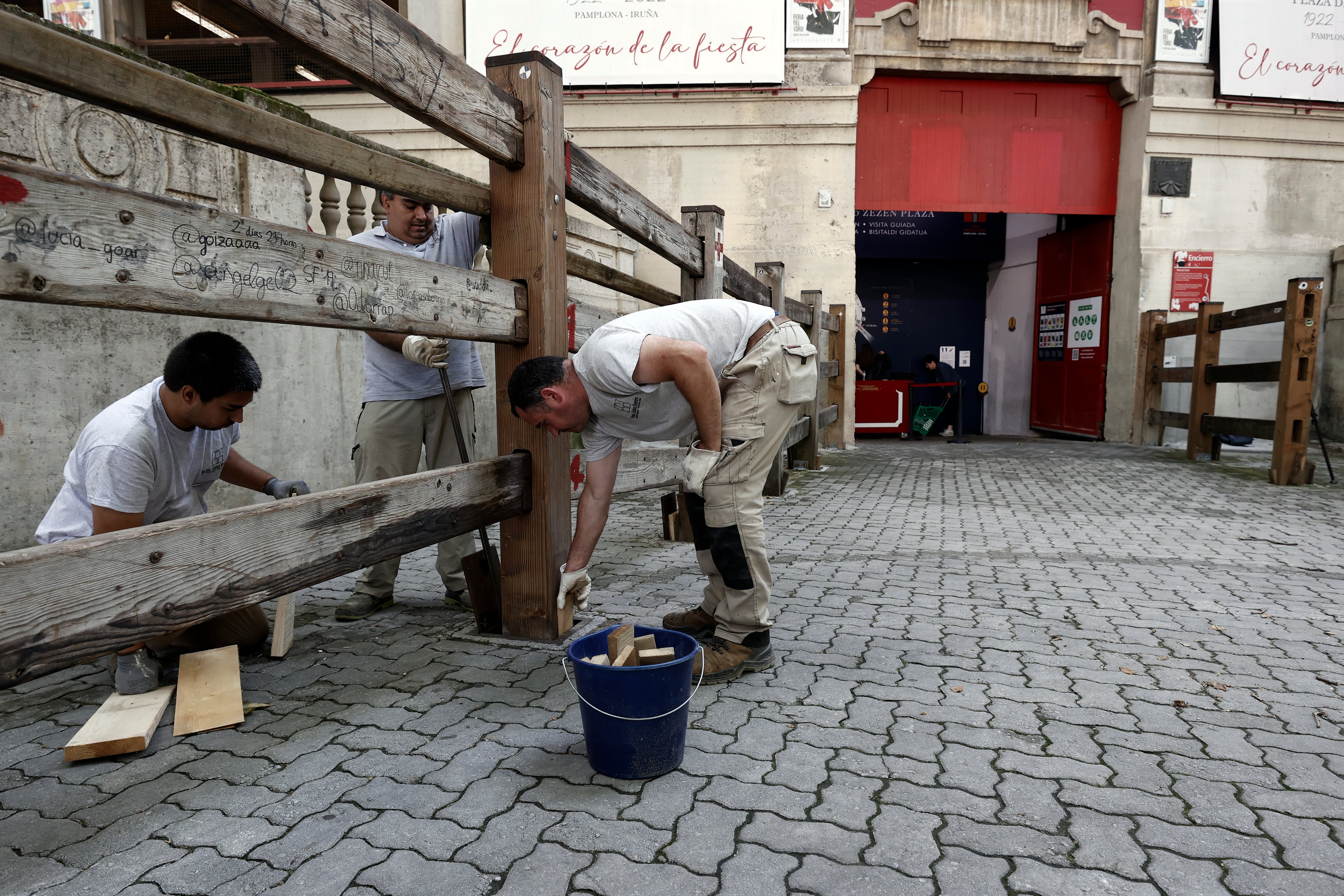 Comienza el montaje del vallado de los encierros de San Fermín 2023 en la zona del &quot;Callejón&quot; en las proximidades de la plaza de toros