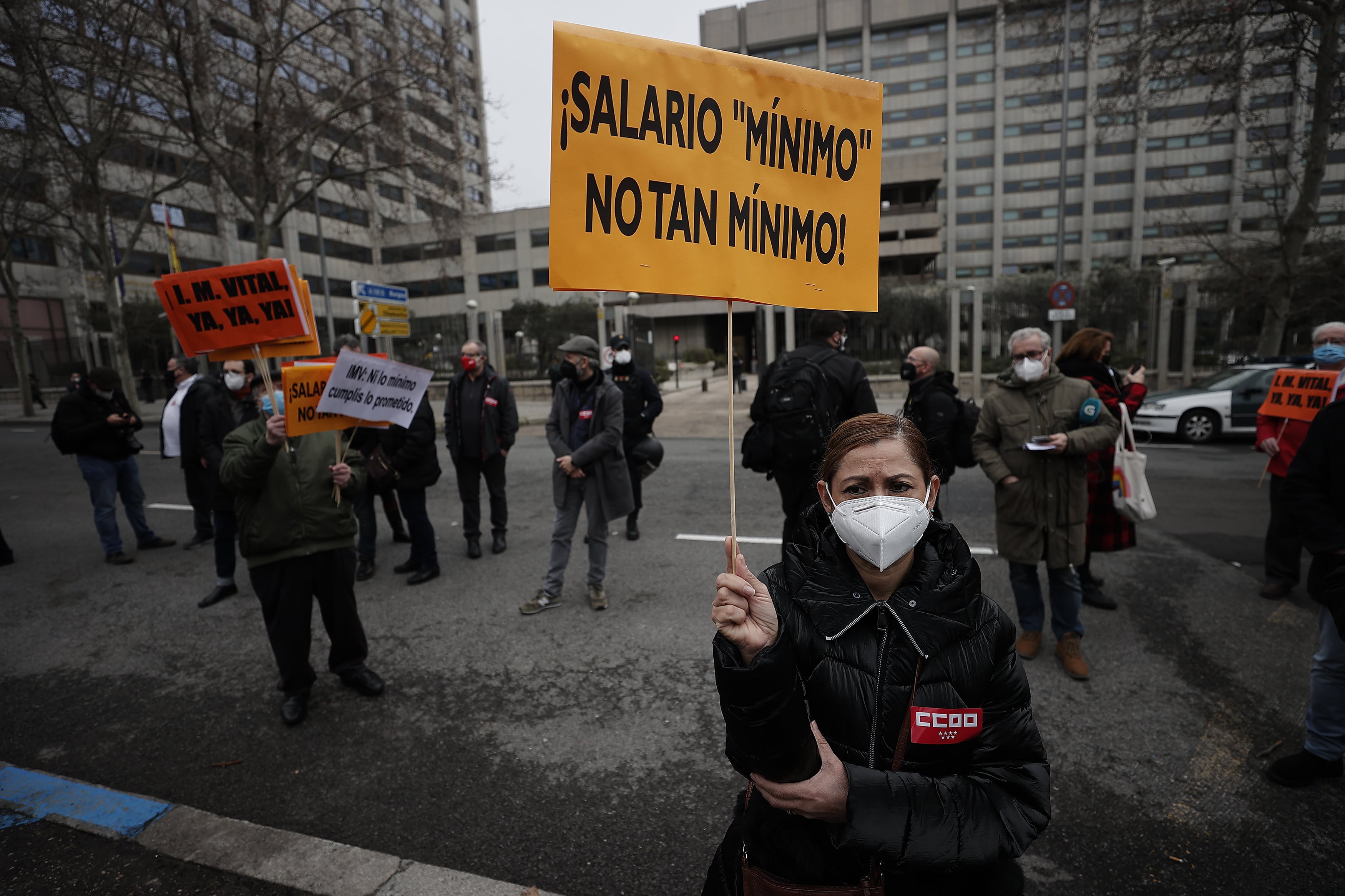 Una mujer se manifiesta para reclamar una subida del SMI, el pasado 11 de febrero en Madrid