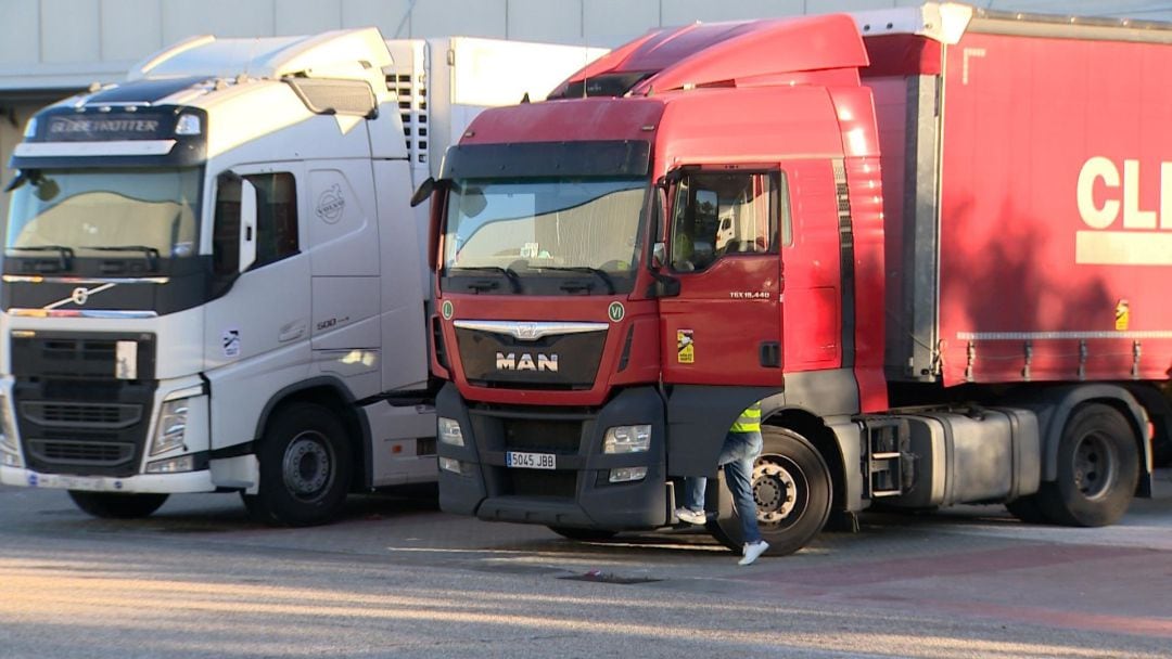 Imágenes de camiones en el Centro de Transportes de Coslada 