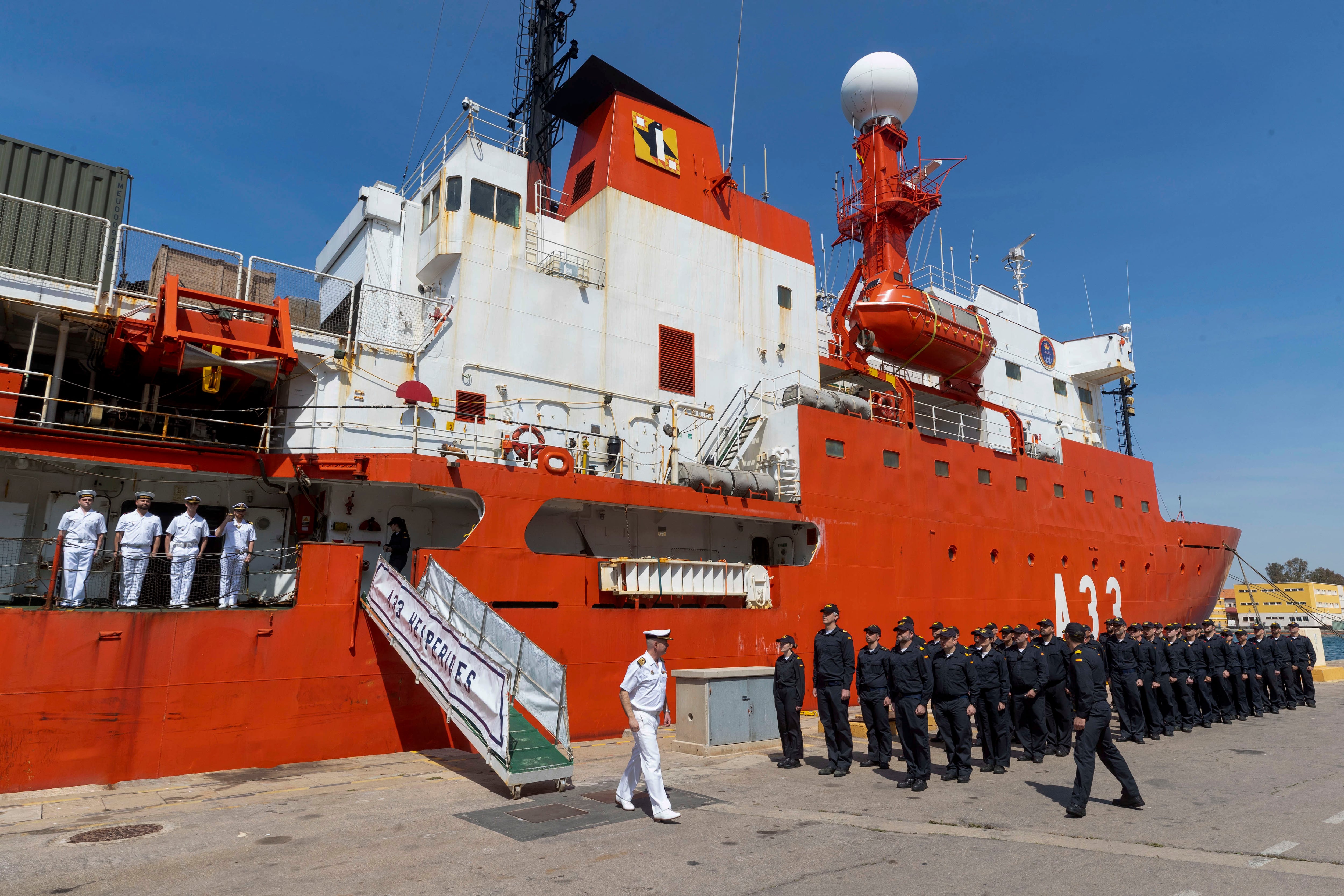 CARTAGENA (MURCIA), 13/05/2024.- Llegada del buque de investigación oceanográfica Hespérides, que finaliza su vigésima octava campaña antártica, en la que ha desarrollado 30 proyectos científicos, principalmente sobre cambio climático en la Antártida, este lunes en el Arsenal de Cartagena,. EFE/Marcial Guillén
