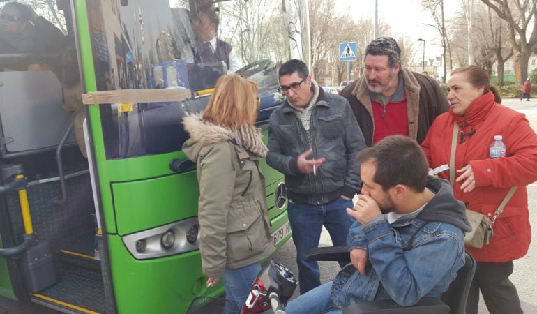 &#039;El Langui&#039; ha estado más de dos horas bloqueando un autobús que le ha vuelto a impedir acceder a él