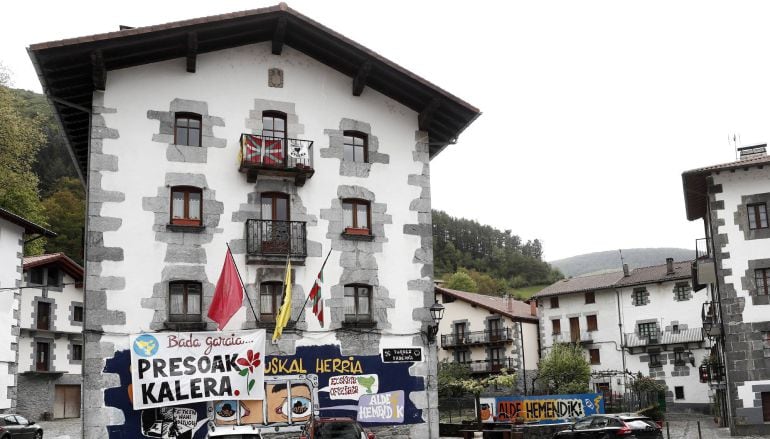 Pancarta a favor del acercamiento de los presos de ETA y en contra de la fuerzas y cuerpos de seguridad del estado en la plaza de la localidad navarra de Leitza, en una jornada en la que la organización terrorista ETA ha anunciado en un comunicado el &quot;final de su trayectoria&quot;, el &quot;desmantelamiento&quot; total &quot;del conjunto de sus estructuras&quot; y su decisión de &quot;disolverse&quot; en &quot;el pueblo vasco&quot;. 