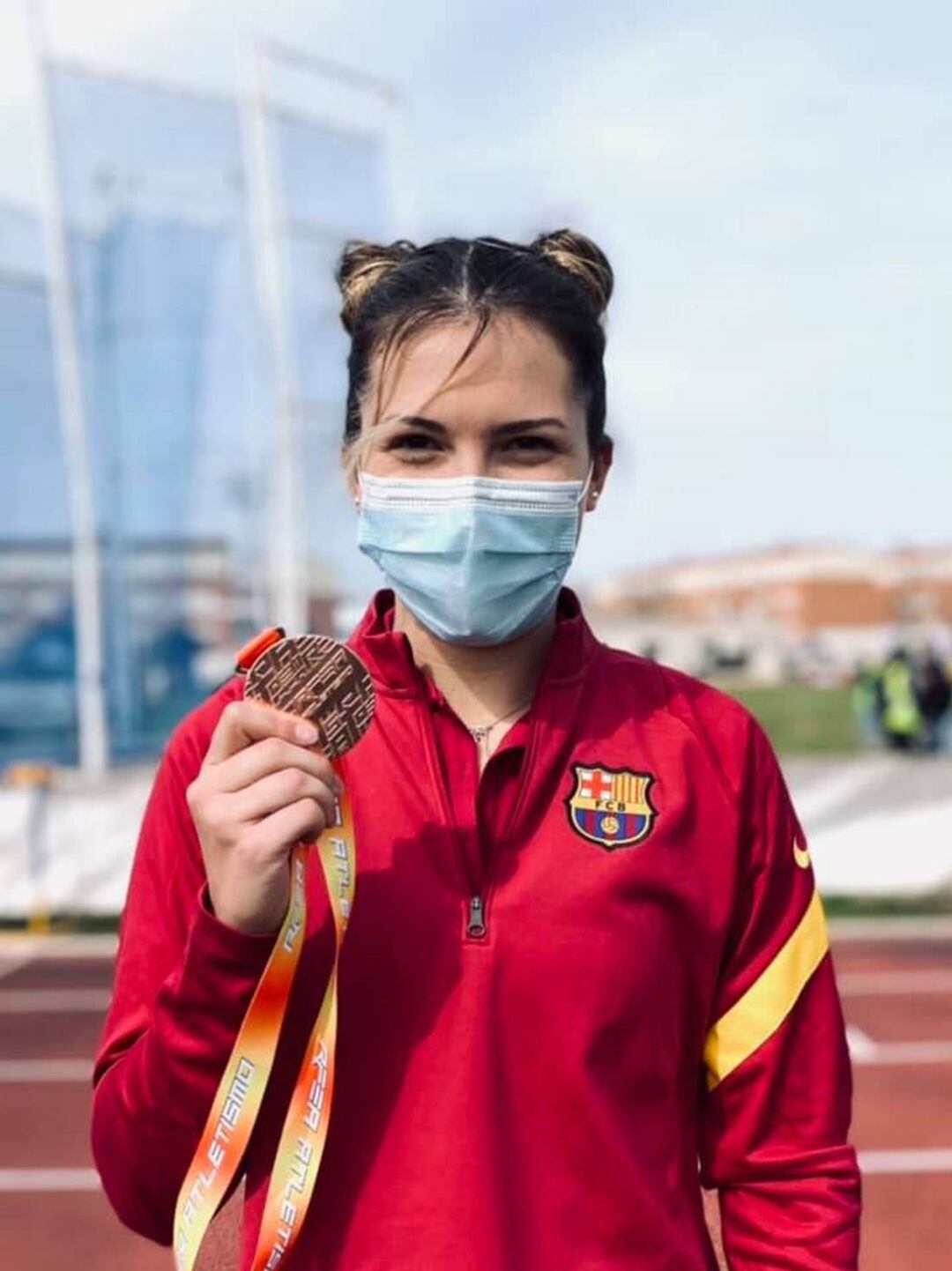 La atleta gandiense con la medalla de bronce