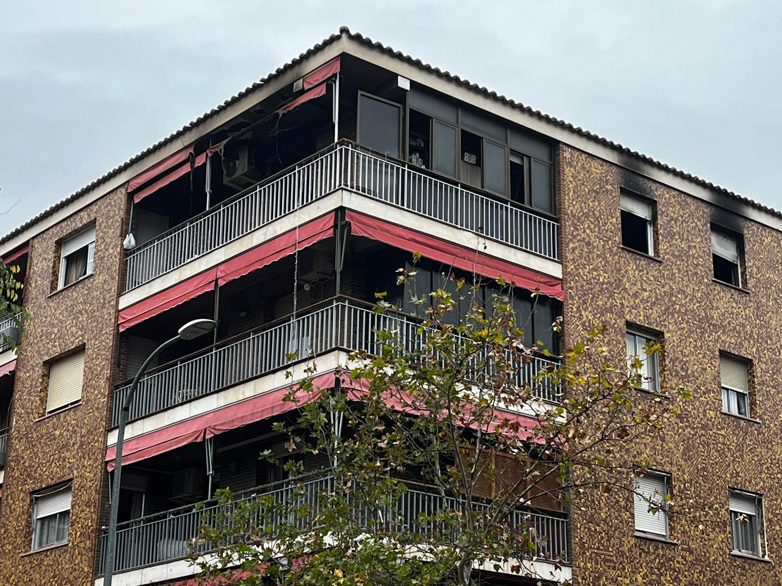 Imagen de la vivienda afectada por el incendio producido poco antes de las 08 h de este miércoles