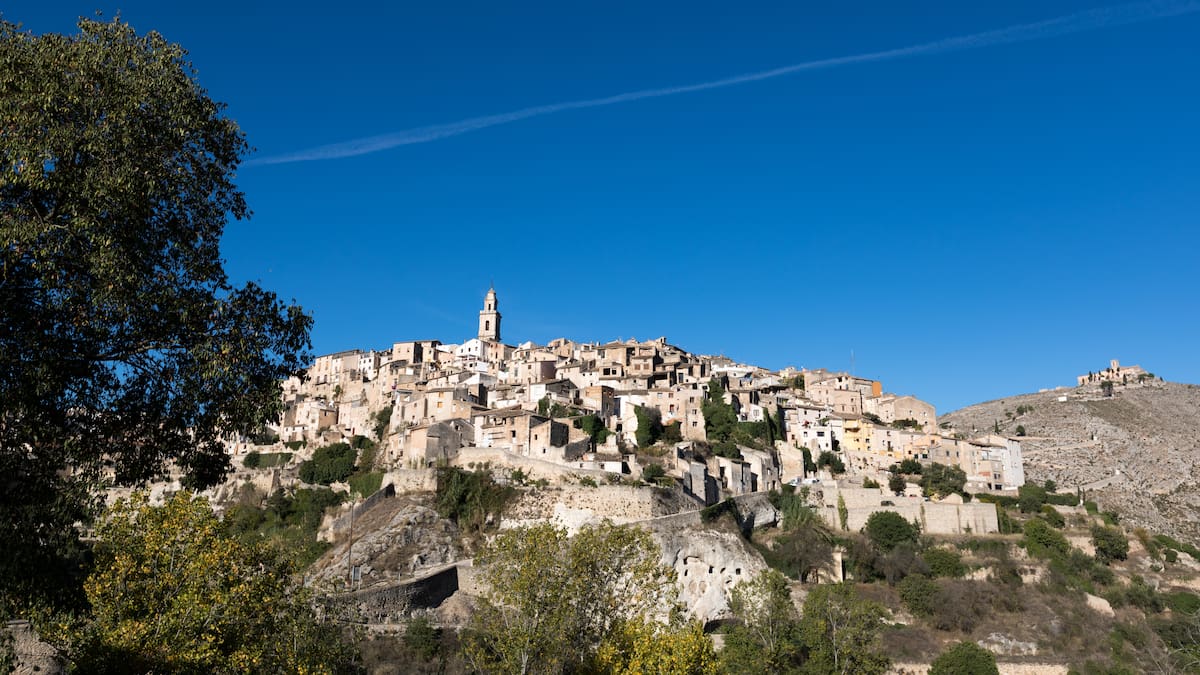 Patricia Silvestre explica el nuevo corredor verde del Barri Medieval de Bocairent
