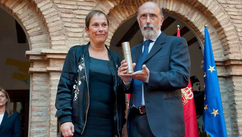 Paco Etxeberria con el cilindro recibido de manos de la Presidenta Barkos