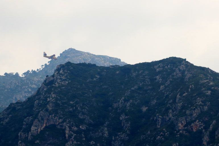 Un hidroavió sobrevola la zona afectada per un incendi a Tivenys el juliol de l&#039;any passat.