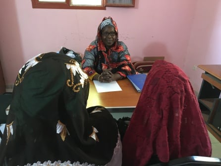 Fatimata Sall, de frente, escucha a una de las víctimas , una niña de 15 años , junto a su madre, en el Hospital de la Madre y el Niño de la capital mauritana. Acuden a la USPEC la unidad de atención a las víctimas que se ha puesto en marcha gracias al apoyo de Médicos del Mundo.