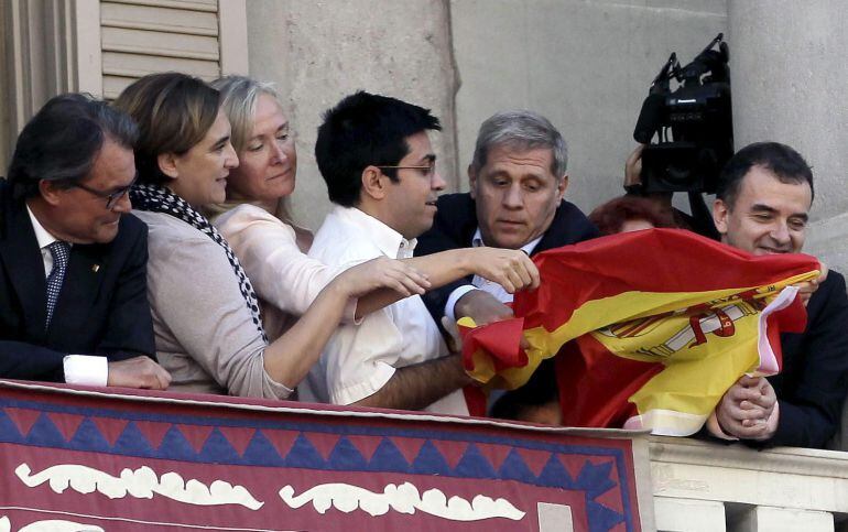 El líder de ERC en el Ayuntamiento de Barcelona, Alfred Bosch (d), y el del PPC, Alberto Fernández Díaz (2d), durante el rifirrafe que ambos han protagonizado hoy en el balcón del consistorio 