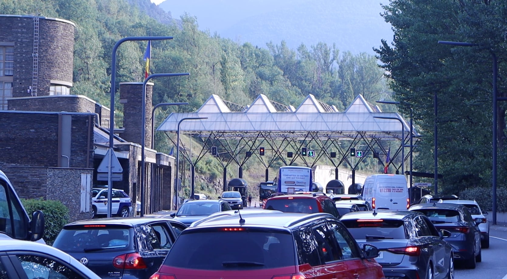 L'entrada intensa de vehicles per la frontera hispanoandorrana ja s'ha començat aquest dimecres amb motiu de les vacances de Setmana Santa.