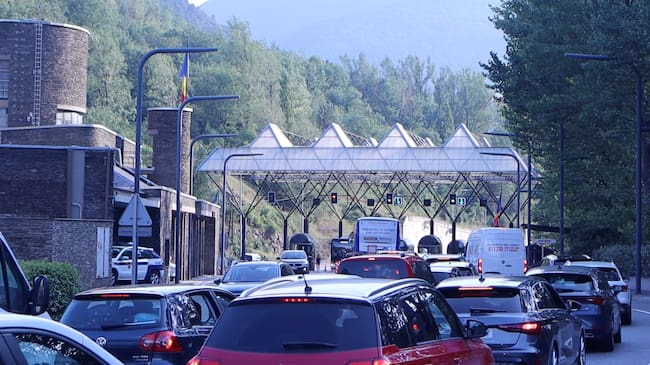 L'entrada intensa de vehicles per la frontera hispanoandorrana ja s'ha començat aquest dimecres amb motiu de les vacances de Setmana Santa.