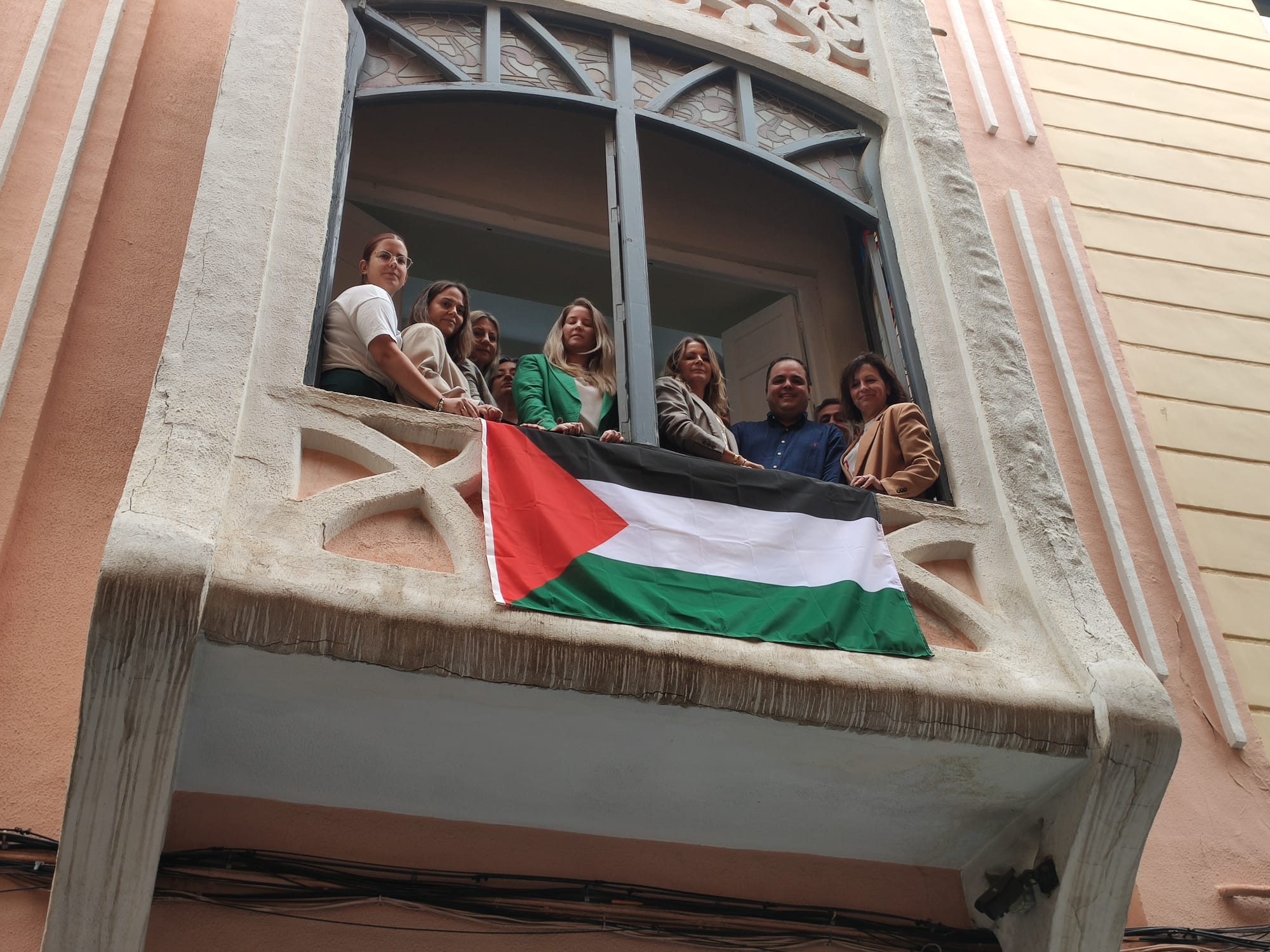 El PSOE de Jaén ha colocado una bandera en apoyo a Palestina en su sede de la calle Hurtado.