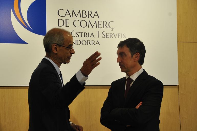 Martí i Pantebre intercanvien opinions abans de la presentació de l'Informe econòmic.