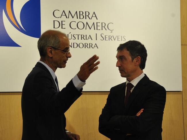 Martí i Pantebre intercanvien opinions abans de la presentació de l'Informe econòmic.