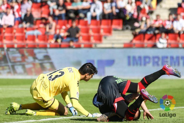 Acuña cae ante Bono, portero del Girona, en el partido celebrado en Montilivi.