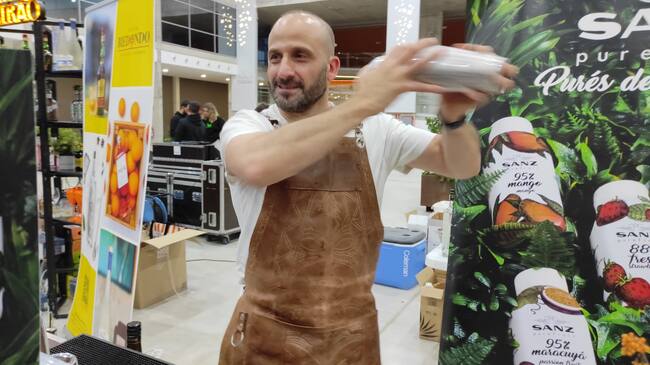 Elaboración de un cóctel durante una degustación