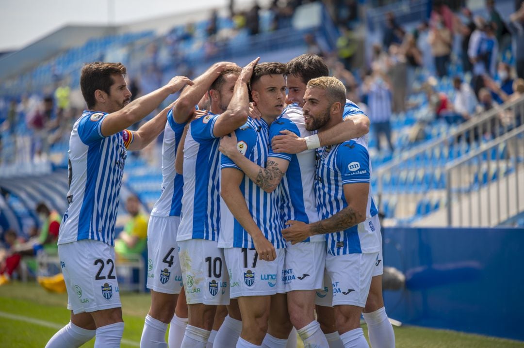 Celebración de gol del Atlético Baleares.