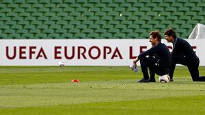 El entrenador del Oporto, Andre Vilas-Boas, junto a su asistente José Mario Rocha, en un entrenamiento en el estadio Dublin Arena, donde se disputa la final de la Europa League entre el Oporto y el Sporting de Braga