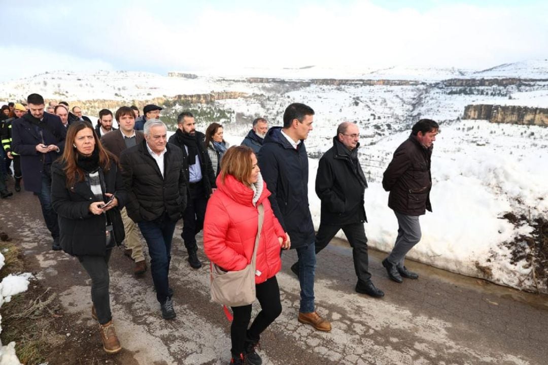 El presidente del Gobierno, Pedro Sánchez, durante su visita a Cantavieja (Teruel), acompañado por el presidente de Aragón, Javier Lambán, y la consejera de Presidencia, Mayte Pérez