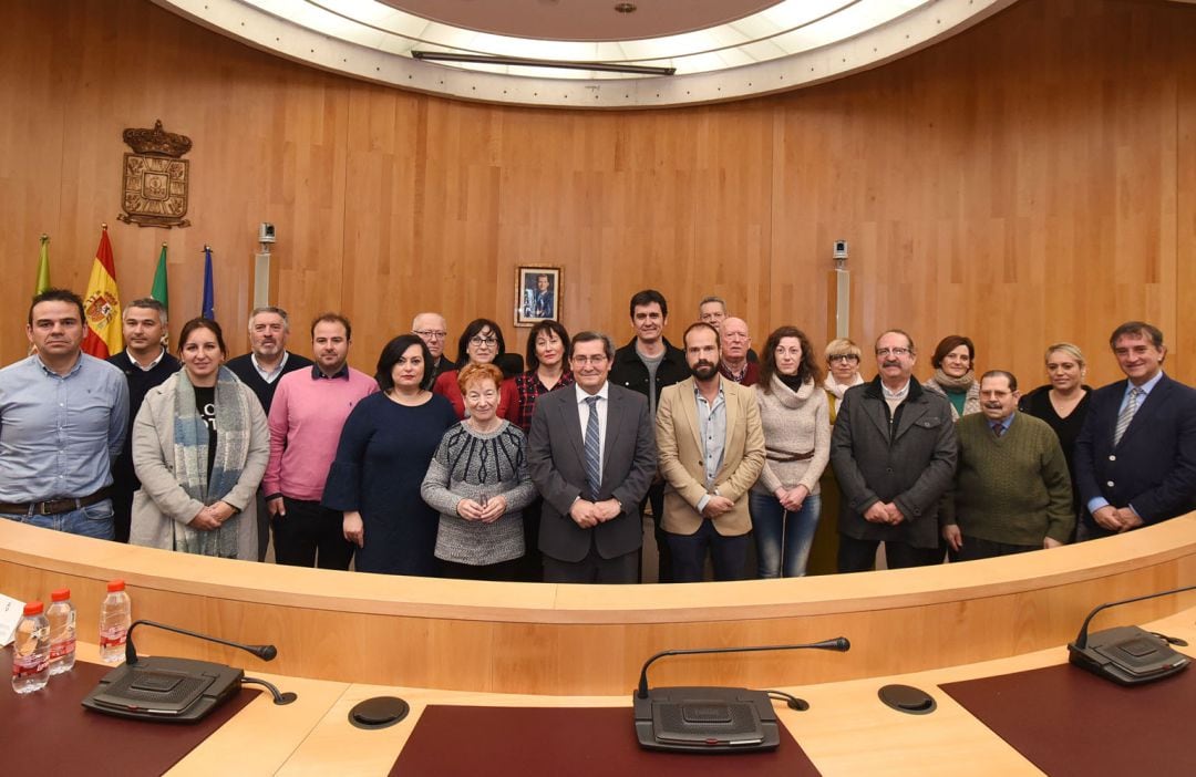 Reunión de diputados en la Diputación de Granada y el presidente Entrena con alcaldes benefiados del acuerdo con Caja Rural contra la exclusión financiera