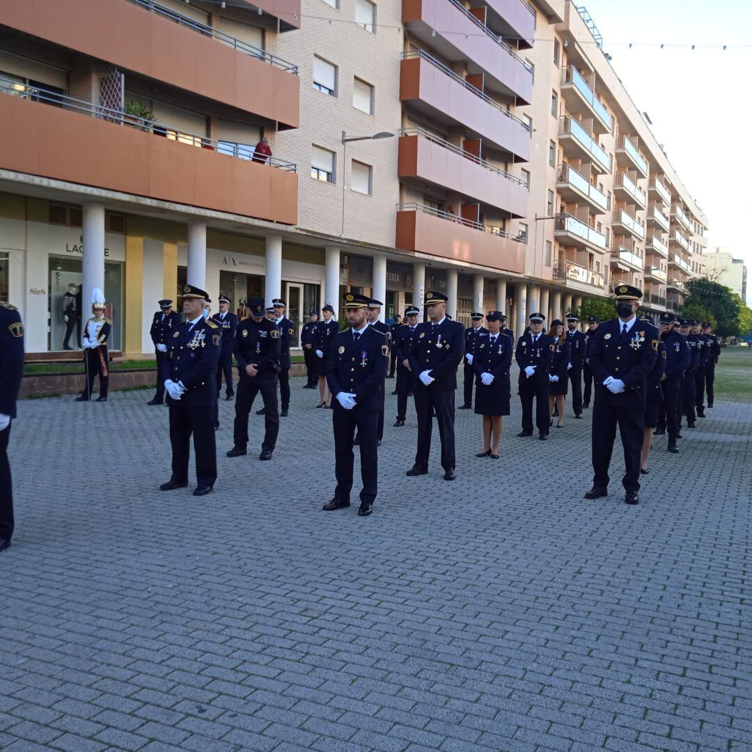 Momento de la condecoración a la plantilla de la Policía Local de Dénia.