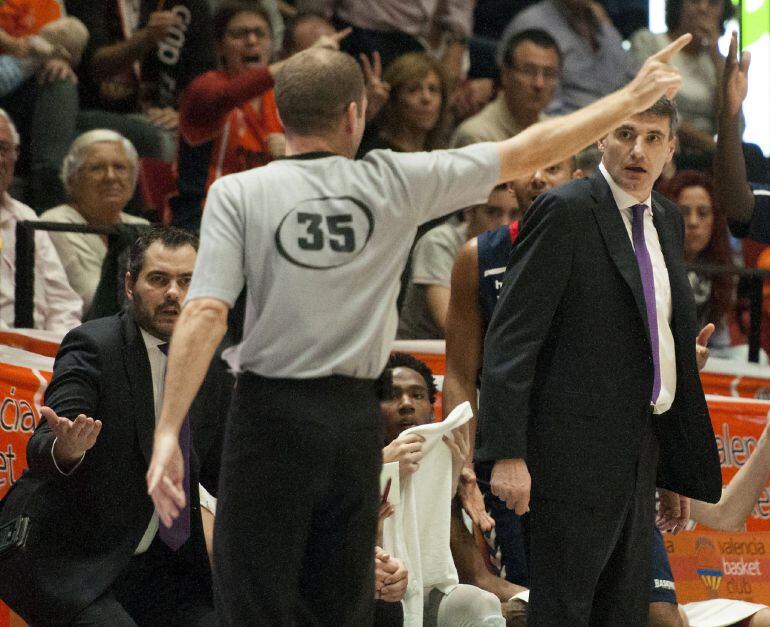 GRA364. VALENCIA, 08/11/2015.- El entrenador del Laboral Kutxa Baskonia, Velimir Perasovic (d), es expulsado por el colegiado durante el partido de la Liga ACB disputado esta noche ante el Valencia Basket en el Pabellón Fuente de San Luis. EFE/Miguel Ángel Polo