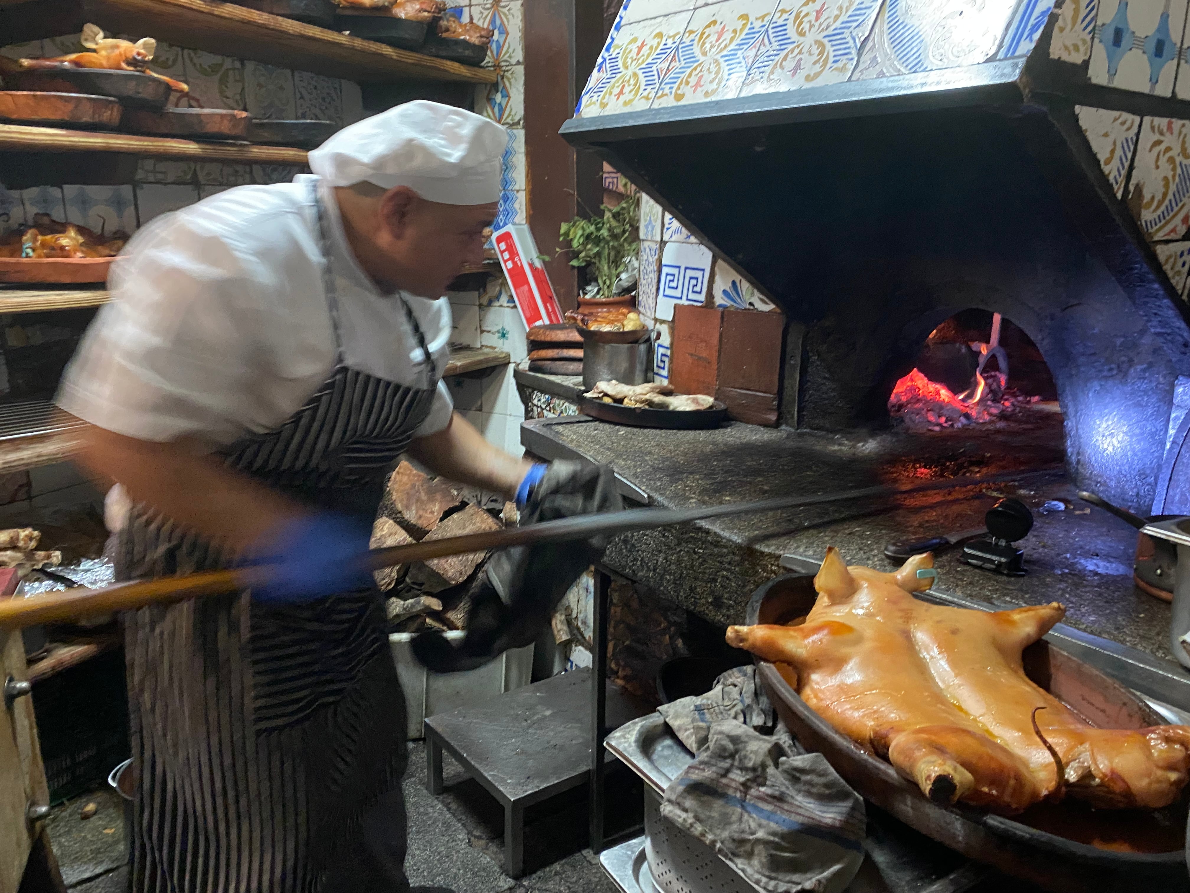 Preparación del cochinillo de Casa Botín en un horno que lleva 300 años sin apagarse.