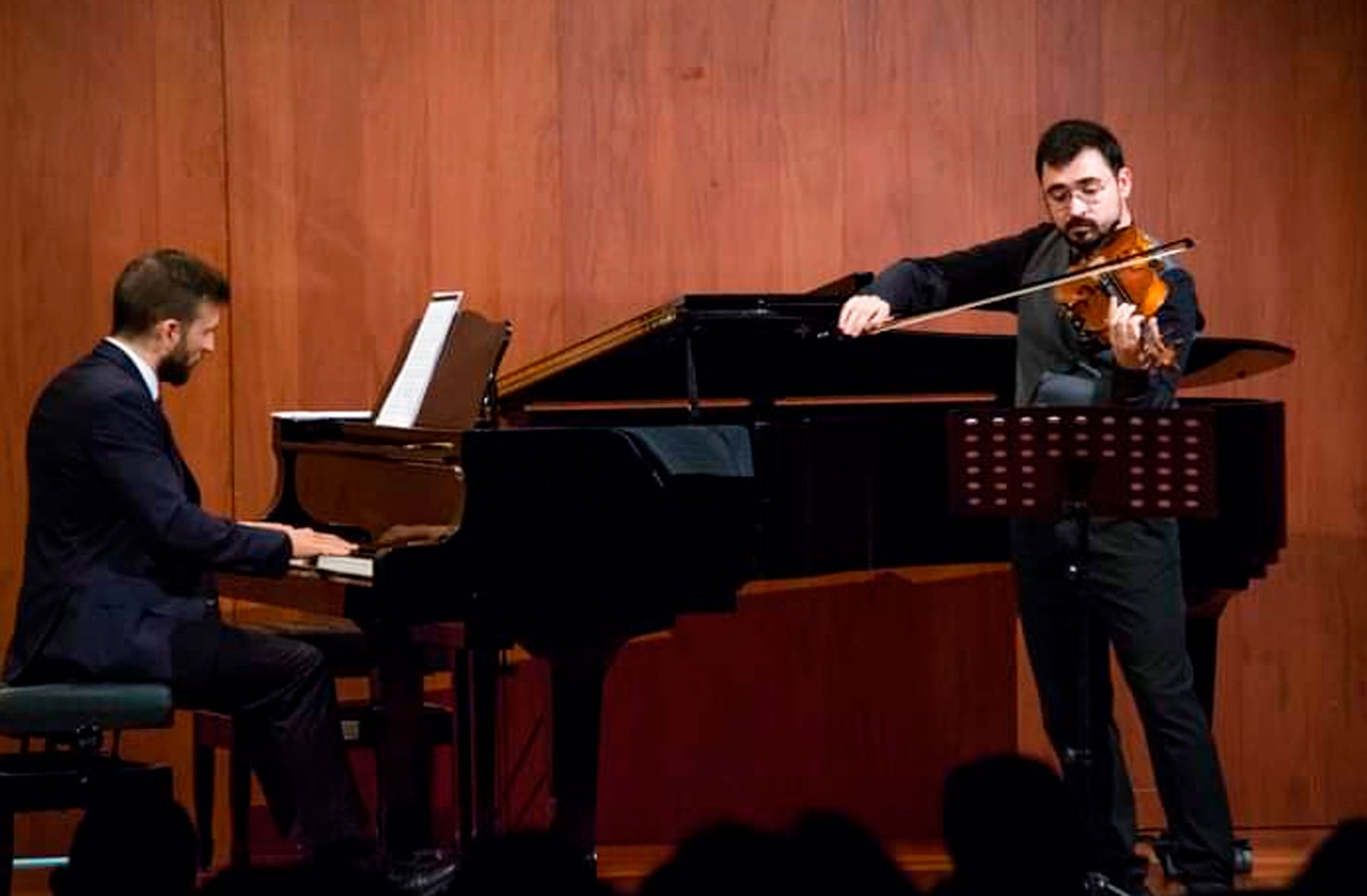 Carlos Gosálbez y Víctor Gisbert, al piano y al violín, en una actuación reciente. Foto: Víctor Gisbert