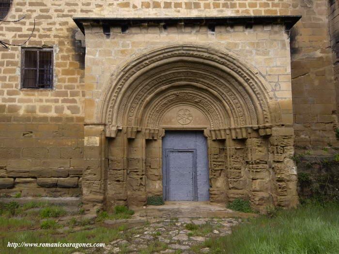 Pórtico del Monasterio de Casbas, necesitado de restauración (foto: romanicoaragones.com)