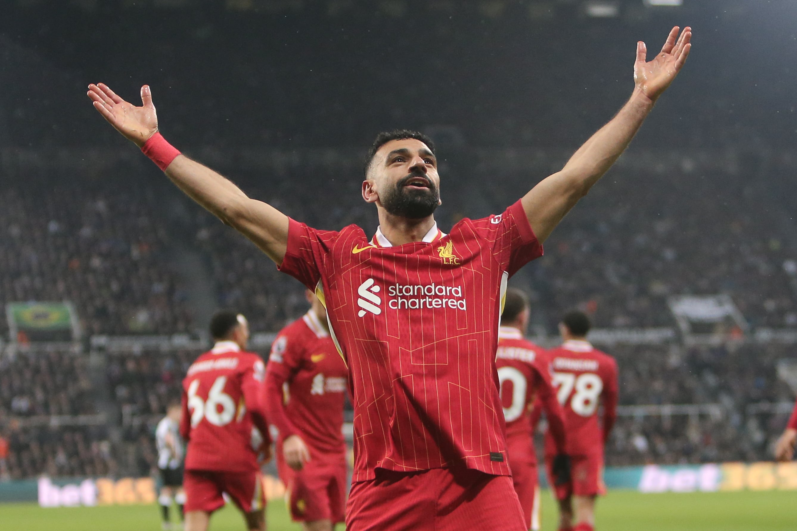 Mohamed Salah celebra ante su afición un gol