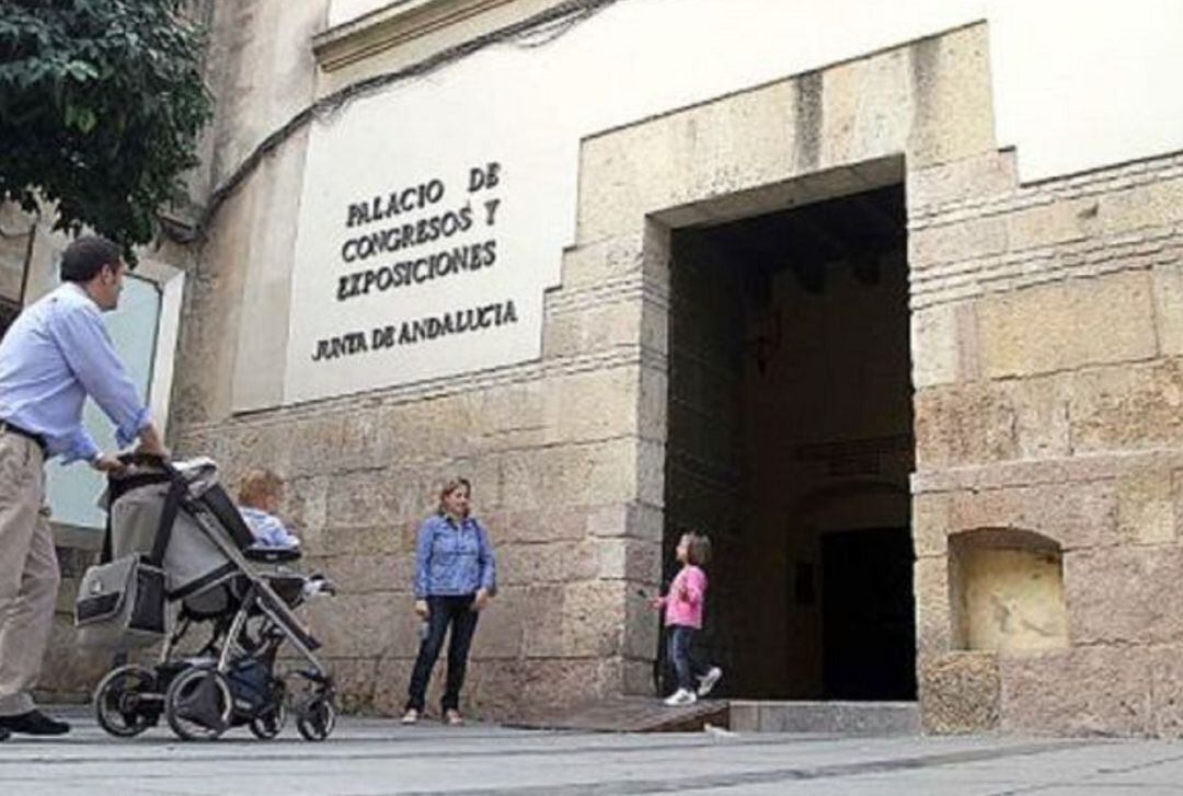 Fachada del centro de congresos de Torrijos.